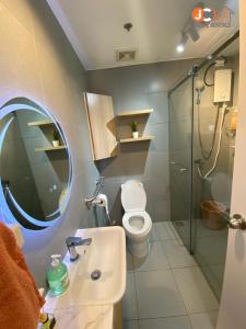 Koupelna v ubytování JC SpaceRentals 1521 West Jones Residences, mountain view, free Wi-Fi & Netflix, upper floor located at the center of Cebu City