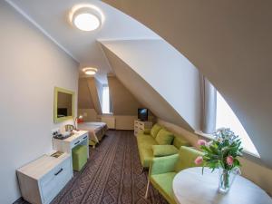 salon z kanapą i stołem w obiekcie Hotel *** NAT Krynica Zdrój w mieście Krynica Zdrój