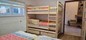Postel nebo postele na pokoji v ubytování Apartmán v centru Království sov