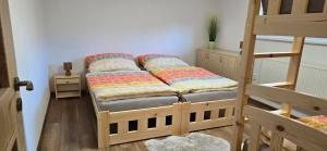Postel nebo postele na pokoji v ubytování Apartmán v centru Království sov