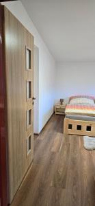 Postel nebo postele na pokoji v ubytování Apartmán v centru Království sov