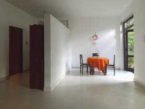 een eetkamer met een oranje tafel en stoelen bij Dimond rick villa in Hikkaduwa