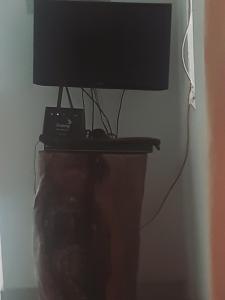 een computermonitor bovenop een bureau bij Dimond rick villa in Hikkaduwa