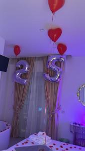dos globos con corazones colgando del techo en Luxury Masaniello, en Nápoles