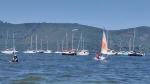 克尼斯纳The Little Mermaid Knysna houseboat的两个人乘小帆船在水中