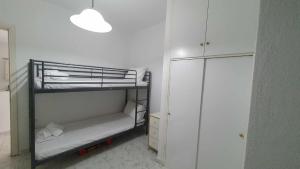 サニビーチにあるAlexandra House on the Hillの小さな客室で、二段ベッド1組(照明付)が備わります。