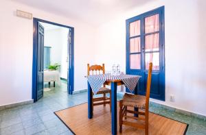 un comedor con mesa y sillas en una habitación en Limonero bnb, en Gualchos
