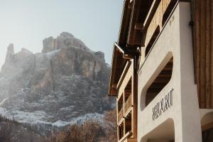 Nespecifikovaný výhled na hory nebo výhled na hory při pohledu z hotelu
