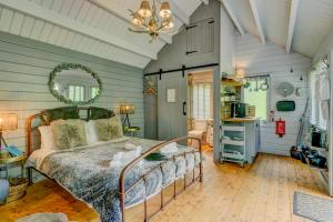 Un dormitorio con una cama grande en una habitación. en Tarka Woodland Cabin, en Littleham