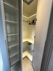 - un dressing avec des étagères blanches dans l'établissement Studio de Alto Padrão no Jardim Aquarius, à São José dos Campos