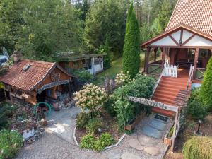 スピホボにあるLawendowy Domの木製デッキ付きの家屋の頭上の景色 +11枚の写真