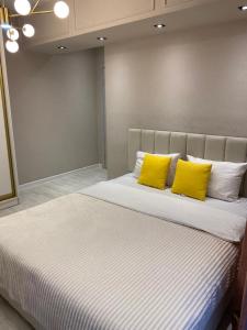 Postel nebo postele na pokoji v ubytování солнечная квартира в центре города