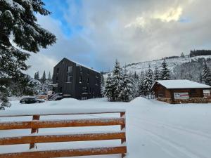 eine Scheune im Schnee mit einem Zaun in der Unterkunft Triple room with Balcony Transalpina Ski Resort - TRI2 in Obarsia-Lotrului + 42 Fotos