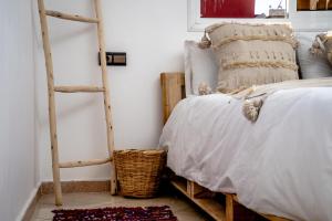 Letto o letti in una camera di Tigmi Ossmon Hostel