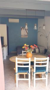 une table de salle à manger avec un vase de fleurs dessus dans l'établissement studio 33 m2 au calme proche HYERES, à La Crau