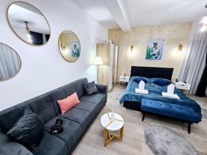 ein Wohnzimmer mit einer Couch und einem Bett in der Unterkunft Triple room with Balcony Transalpina Ski Resort - TRI2 in Obarsia-Lotrului