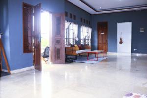 a living room with blue walls and a couch at Aiwan Hostel & Luggage storage in Sanur