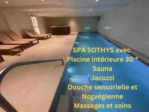 una piscina en una habitación con mesas y sillas en Kyriad Saumur Hyper Centre Hôtel, Appartements, Séminaires et SPA soins Sothys Paris, en Saumur