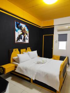 a bedroom with two beds and a painting on the wall at Rest Stay Hatyai in Ban Khlong Toei (1) +19 photos