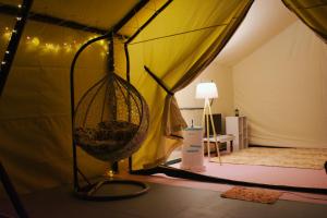 una camera con amaca in una tenda di Hawun Glamping with Private Pool a Tamparuli