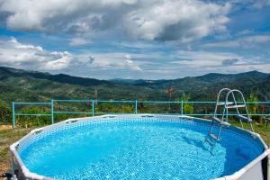 una piscina con vista sulle montagne di Hawun Glamping with Private Pool a Tamparuli