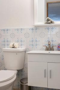 Vannituba majutusasutuses Cozy house with sea view!