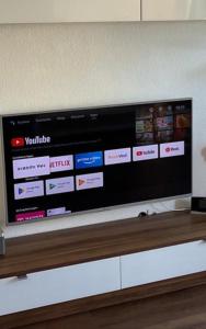 TV a/nebo společenská místnost v ubytování Anelia City Apartment 2 Zimmer inkl 2 Parkplätze im Zentrum