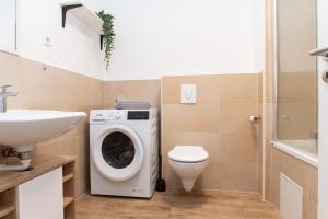 a bathroom with a washing machine and a toilet at Helle Wohnung mit Balkon perfekt für Monteure und Arbeiter in Rüsselsheim +15 photos