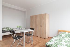 a bedroom with a table and two chairs and a bed at Helle Wohnung mit Balkon perfekt für Monteure und Arbeiter in Rüsselsheim