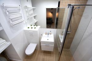 une salle de bain avec toilettes, lavabo et douche dans l'établissement Apartament Horizon z widokiem na morze, à Gdynia