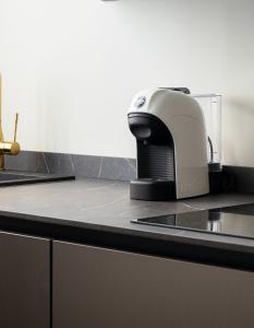 toster na blacie kuchennym w obiekcie Casa Duomo Luxury Suites w mieście Monza