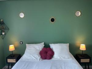 Łóżko lub łóżka w pokoju w obiekcie STUDIO CAMP NATURISTE VUE MER, le Gilyves cocooning