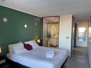 Łóżko lub łóżka w pokoju w obiekcie STUDIO CAMP NATURISTE VUE MER, le Gilyves cocooning