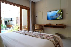 TV a/nebo společenská místnost v ubytování Umah Anyar
