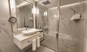 Vonios kambarys apgyvendinimo įstaigoje Sherao Hotel Doha فندق شراعوه الدوحة