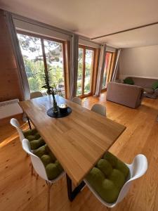 Posezení v ubytování Pine Cabins Zlatibor