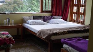 Postel nebo postele na pokoji v ubytování Satya Anand Cottage Pure Veg and Non Alcoholic Hotel