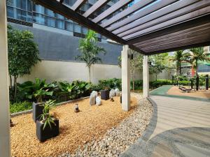 Κήπος έξω από το 8U Pristine & Cozy Stay at Uptown Mall BGC across Mitsukoshi with FREE Parking and Balcony