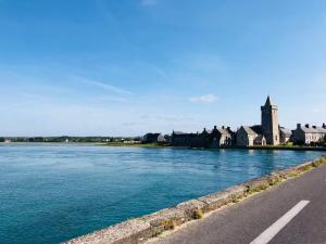 a view of a river with houses and a road at Le Petit Chalet de la Plage - Terrasse & Jardinet in Portbail