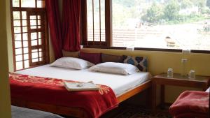 Postel nebo postele na pokoji v ubytování Satya Anand Cottage Pure Veg and Non Alcoholic Hotel