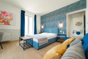 a hotel room with a bed and a couch at CàSolare Country House in Sperlonga