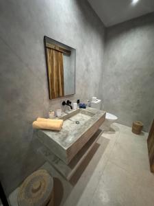 Ένα μπάνιο στο Villa Marieta