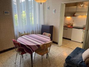 Onet le ChâteauにあるLes 4 saisonsのキッチンにテーブルと椅子がある +5枚の写真