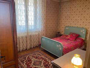 Onet le ChâteauにあるLes 4 saisonsのベッドルーム1室(ベッド1台、窓、テーブル付)