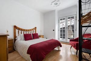 ラ・オロタバにあるLa Planta Vieja Iのベッドと窓のある白い寝室 +15枚の写真