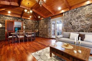 ラ・オロタバにあるLa Planta Vieja Iのソファとテーブルのあるリビングルーム