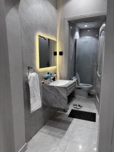 un baño con lavabo e inodoro en شقق زهرة السلام الفاخرة, en Medina