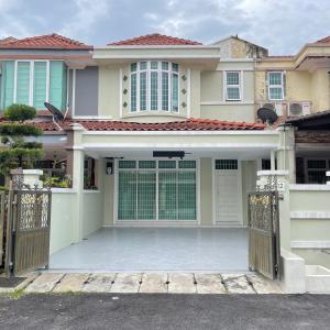 una casa con una puerta delante de ella en Cozyhaus Ipoh, en Ipoh