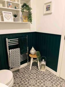 ラーウィックにあるStunning 1 Bedroom Lerwick Town Centre Apartmentの緑の壁のバスルーム(トイレ付)