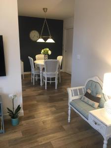 ラーウィックにあるStunning 1 Bedroom Lerwick Town Centre Apartmentのテーブルと椅子のあるリビングルームとダイニングルーム